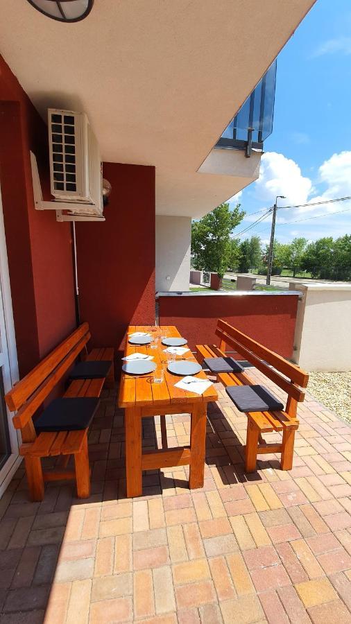 Aqua Apartman Tiszaújváros Exterior foto